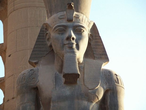 Luxor_Temple_Ramesses_II_Colossus-1024-768