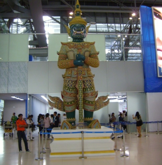 Кумир одного из нескольких гигантских демонов в  аэропорту Бангкока.