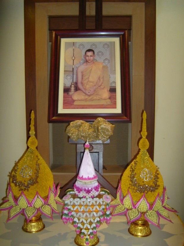 Небольшой частный алтарь поклонения «гению короля Таиланда»