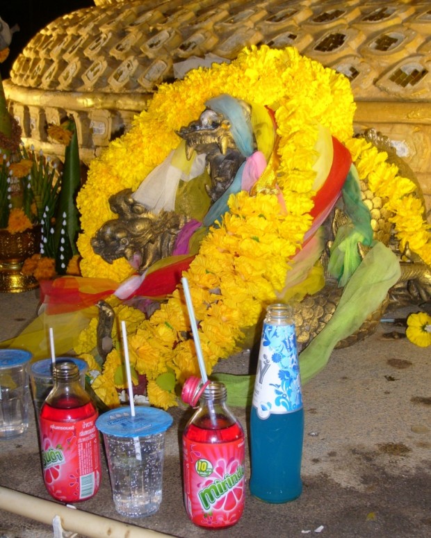 Идол трёхголового «Змея Горыныча» на пляжном алтаре о.Пхукет с дарственными лентами из цветов и приношениями.