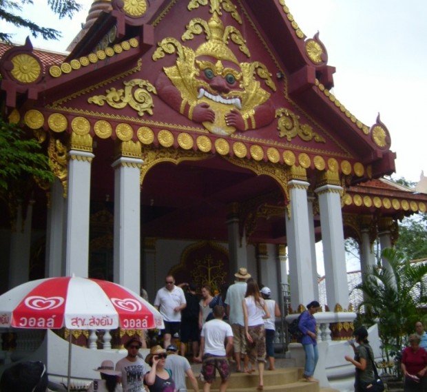 Ужасающее для христианина по своей мистической сути изображение демона с раскрытой пастью над входом в одну из языческих кумирен Таиланда