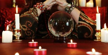 Почему Церковь запрещает обращение к гадалкам?