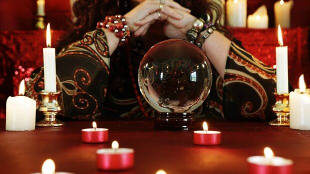 Почему Церковь запрещает обращение к гадалкам?
